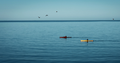 Paseo en kayak en un mar calmo