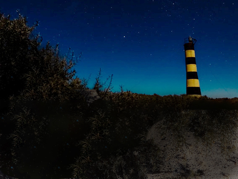 Vista nocturna del faro de Punta Ninfas